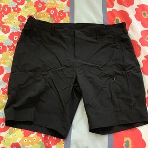 Shorts with zipper pocket